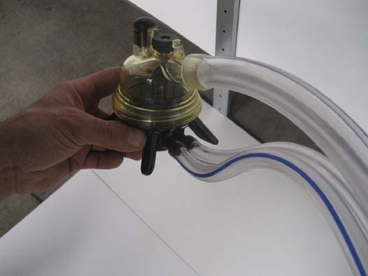 Tipp: Nehmen Sie eine Schüssel heißes Wasser und tauchen Sie die PVC Schläuche ein. Dadurch wird der PVC-Schlauch weicher und lässt sich wesentlich leichter montieren.