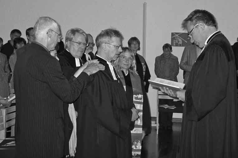 Norbert Dennerlein und vier von Pfarrer Krestel selbst gewählte Assistenten die Hand auf und segneten ihn ein.