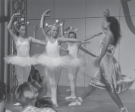 Zu Gast bei der Schneekönigin - Unsere Ballettmädchen luden zu einer Reise durch die Jahreszeiten Von Marion Grünig Mit ihrer diesjährigen Aufführung in den Hamburger Messehallen am 04.09.
