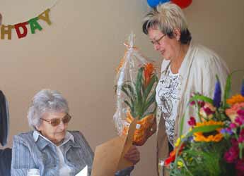BWA 15-11 vom 05.08.11 Seite 23 Beste Wünsche zum 101. Geburtstag Groß war die Gratulantenschar am 11. Juli im Kursana Domizil Wolfen, denn Elisabeth Trutschel feierte am 9. Juli ihren bereits 101.