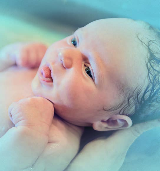 Empfehlungen für die Pflege der Säuglingshaut auf wissenschaftlicher Basis 6 Baden oder Waschen? Baden sollte dem Waschen mit einem Waschlappen vorgezogen werden.