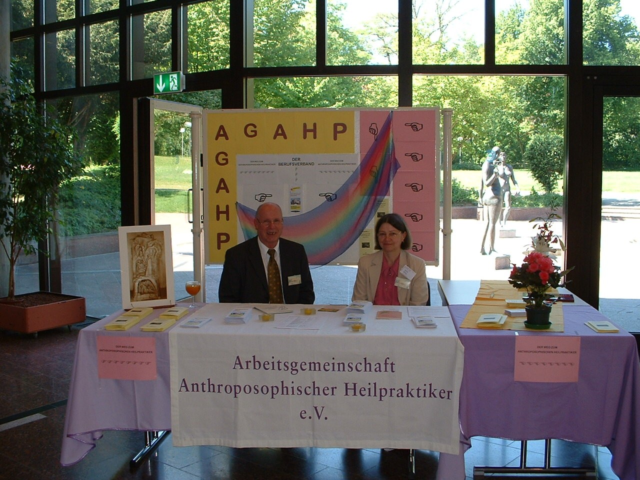 Öffnung nach außen - Öffentlichkeitsarbeit als Aufgabe In der Zeit von Werner Schmötzer als geschäftsführendem Vorsitzenden der AGAHP war durch die Vortragsreisen von ihm im Auftrag der WELEDA auch