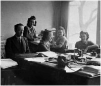Die Familie Frank 1941 Ein Jahr, bevor sie untertauchen müssen. Opekta 1941 Ein paar Mitarbeiter von Opekta.