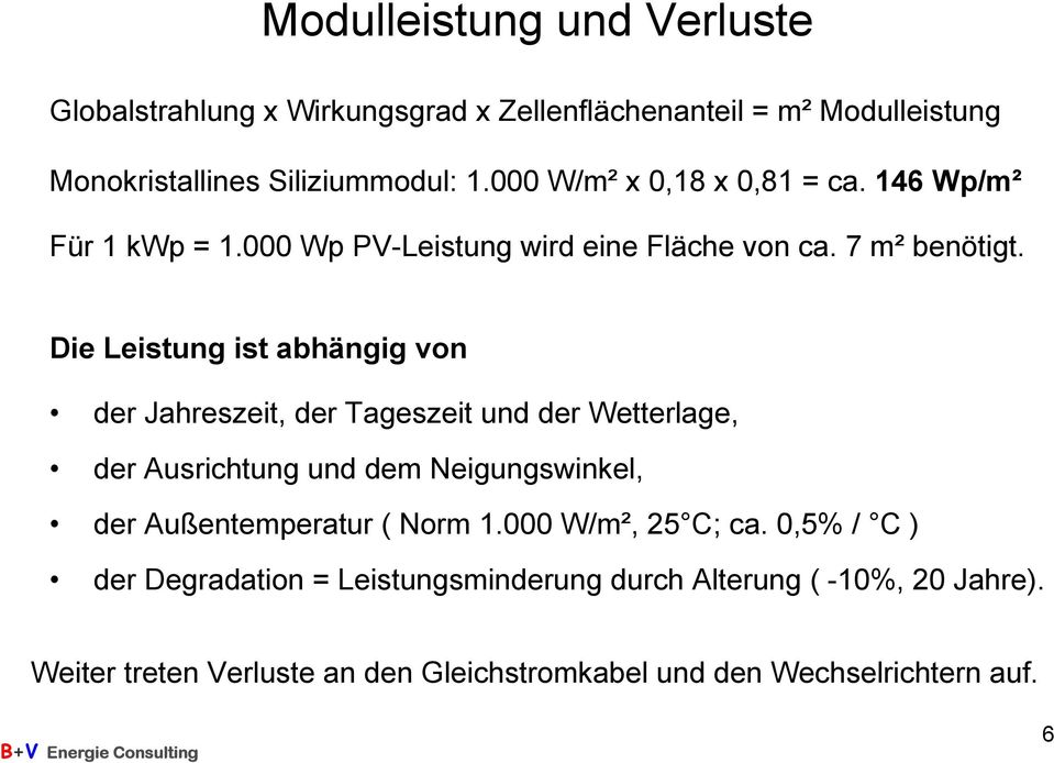 Die Leistung ist abhängig von der Jahreszeit, der Tageszeit und der Wetterlage, der Ausrichtung und dem Neigungswinkel, der Außentemperatur (