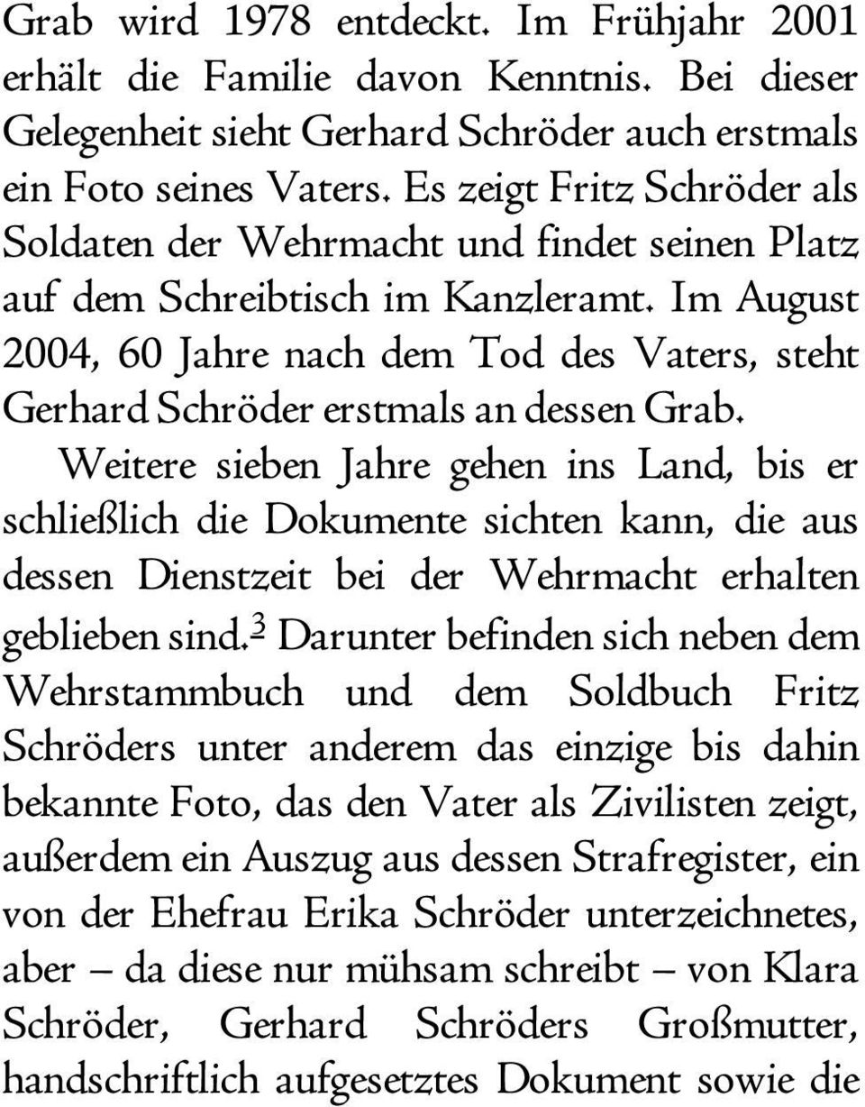 Im August 2004, 60 Jahre nach dem Tod des Vaters, steht Gerhard Schröder erstmals an dessen Grab.