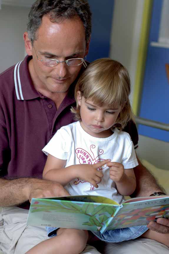 ELTERNSCHULE Eltern sind mit einer Vielfalt an Informationen über Kinderheilkunde und Kinderpflege konfrontiert.