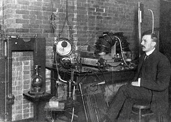Interpretation der Strahlungen Hieran war wesentlich Ernest Rutherford beteiligt, der damals in Montreal arbeitete und für seine damaligen Forschungen zu Radioaktivität den Nobelpreis in Chemie des