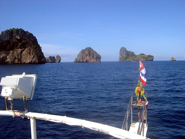 Hin Bida Hin Bida ist ein kleines Riff, dessen Spitze wenige Meter aus dem Wasser ragt.