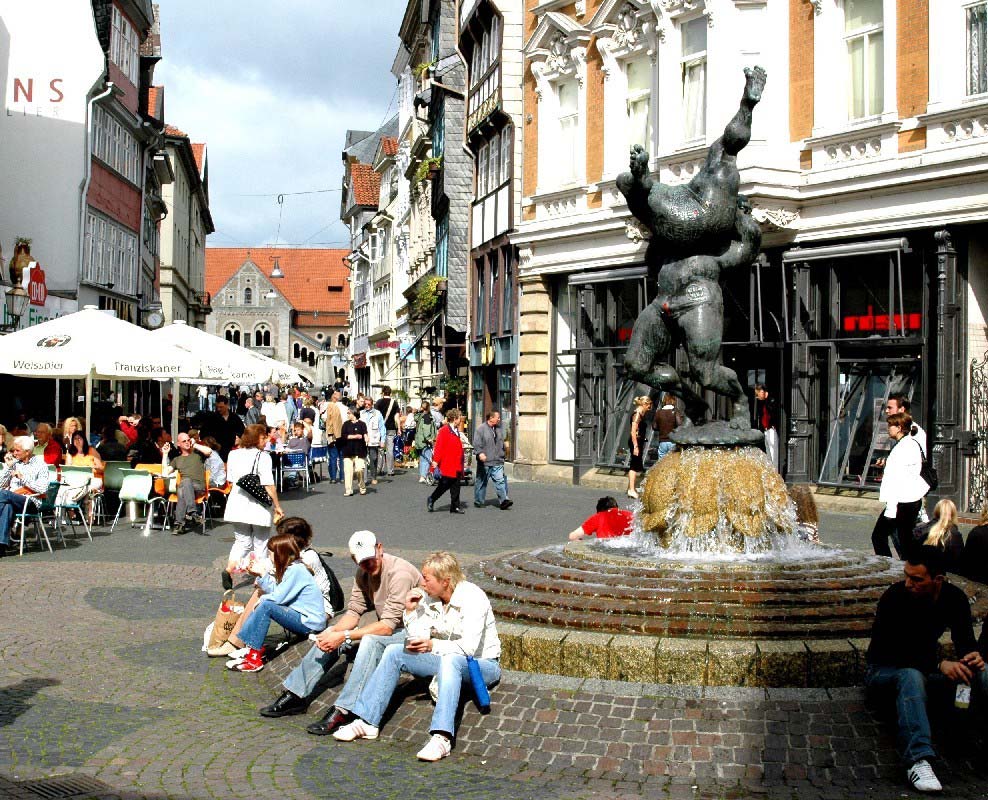 Kreisfreie Stadt Braunschweig Bezirk Braunschweig ist Braunschweig nach wie vor ein bedeutendes kulturelles und wirtschaftliches Zentrum, dessen Umland sich heute vom Harz bis in die Lüneburger Heide