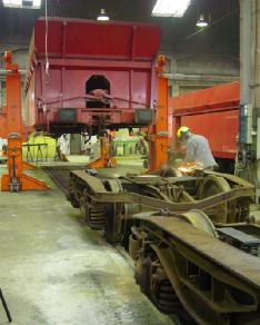 Schienenfahrzeug-Instandhaltung Die Güterwagen-Werkstatt bietet folgende Einrichtungen und Leistungen an: Werkhalle mit fünf Gleisen von 30 m, darin: -7 Arbeitsstände von 15 m mit Grube -1