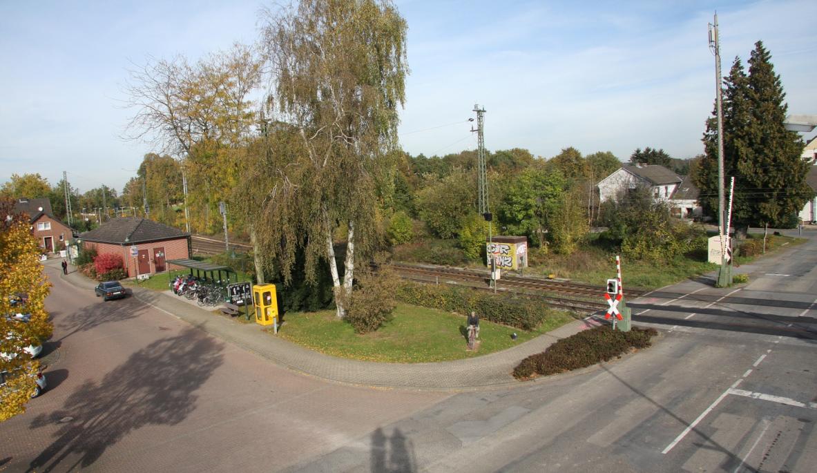 4. Geplante Maßnahmen im Abschnitt Rees Ist-Situation: Bahnhof Empel-Rees Ansicht des Bahnübergangs Reeser
