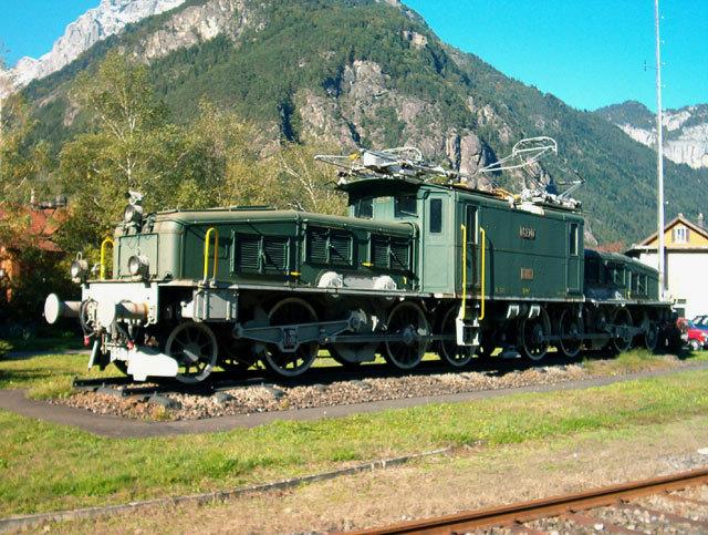 Lokomotiven früher heute Um die Gotthard-Eisenbahnstrecke durchqueren zu können und dabei Menschen oder Frachten mitzuziehen braucht es unvorstellbar grosse Kräfte.
