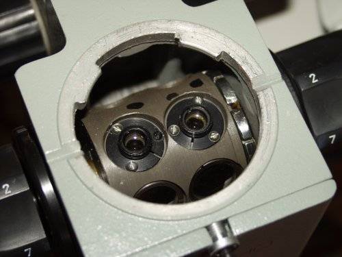 Die Fokussierung Knöpfe und Objektivrevolver Knöpfe sind aus nicht sehr gutem Kunststoff. Kunststoff ist in der Regel ein sehr schlechtes Baumaterial für Mikroskope.