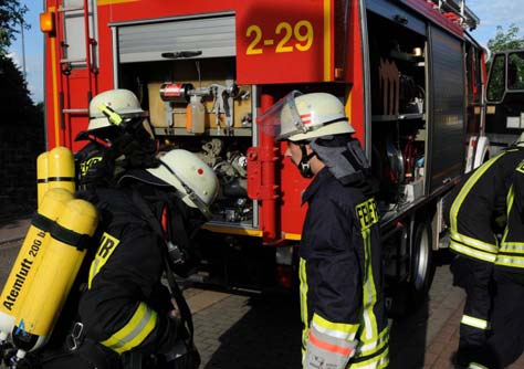 Feuerwehreinsatz: Evangelische Kirche Hassel Brandbekämpfungsübung mit Personenrettung Mit beiden Einsatzfahrzeugen rückte die Feuerwehr am 5.