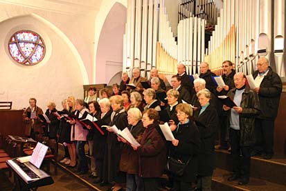 Kirchenmusik in St. Josef Zusammenarbeit der Kirchenchöre St. Josef und St. Paulus Auch die Zusammenarbeit des Kirchenchores St. Josef mit dem von St. Paulus wird immer intensiver.