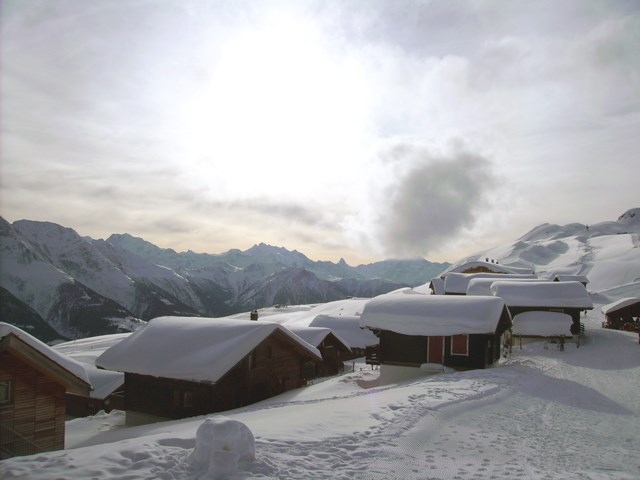 Fiesch im hinteren Wallis erschließt die Skigebiete Fiescheralp, Riederalp und Bettmeralp. Die Unterbringung erfolgt im bewährten Feriendorf Fiesch.