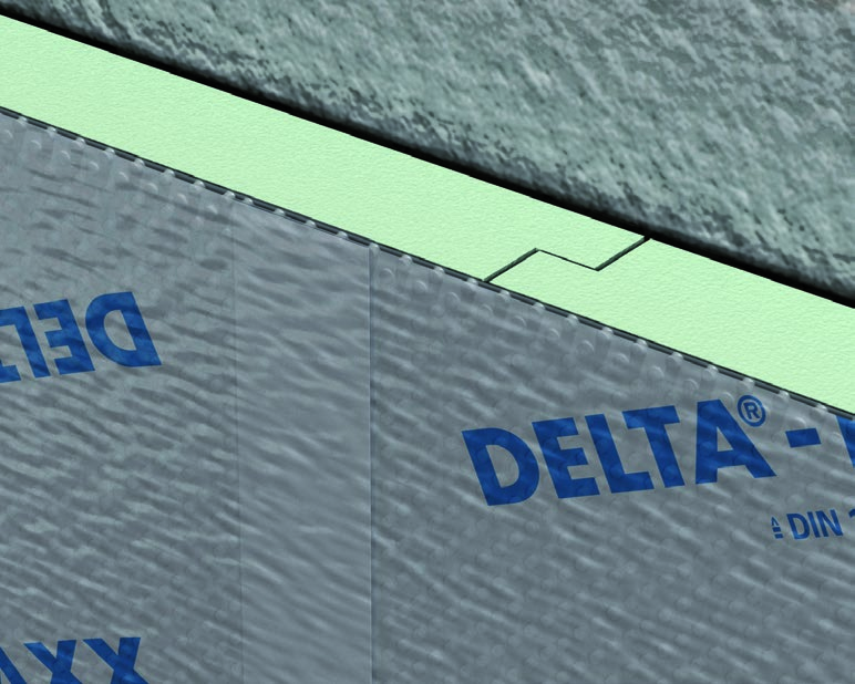 3 4 (Bild 3) DELTA -TERRAXX kann auch auf Perimeterdämmplatten befestigt werden. Diese müssen sicher mit der Kellerwandabdichtung verklebt sein.