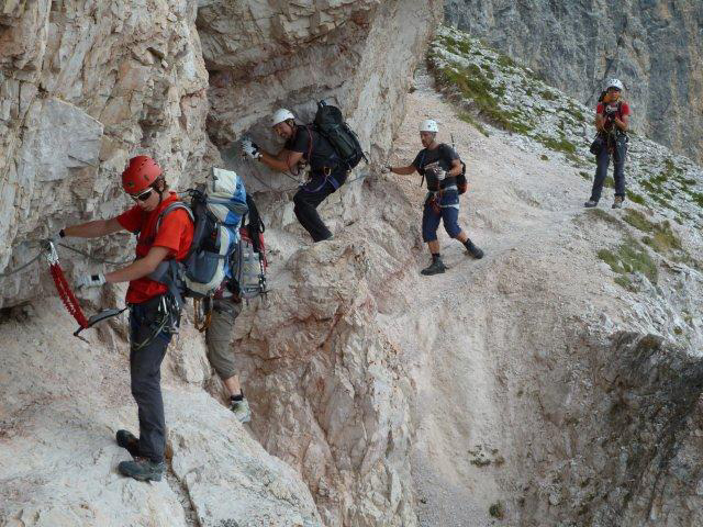 Klettersteige Grundkurse Klettersteig (4 Tage) Kursziel: Vermittlung von Kenntnissen und Fähigkeiten für die selbständige Durchführung leichter bis mittlerer Klettersteige.