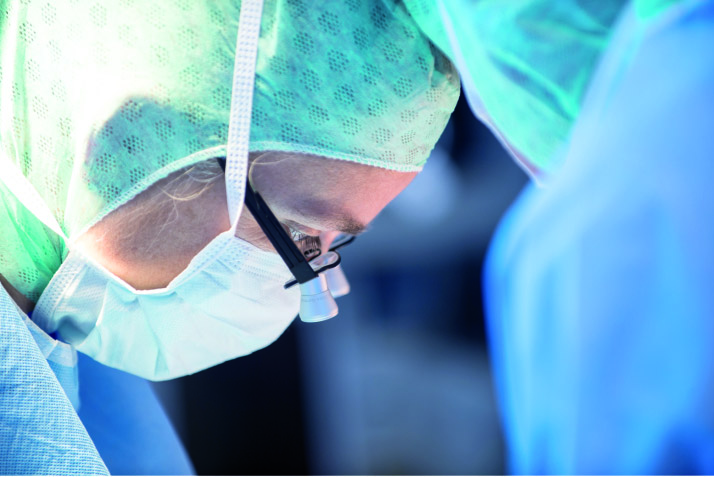 Schilddrüsenchirurgie Abb. 3: Intraoperative Verwendung einer Lupenbrille sche Zweiteingriff stellt eine Rarität dar. Unsere Patienten empfinden die Narbe als einen großen Teil des Operationserfolgs.