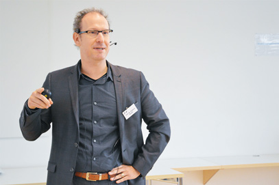 DIGITALE MEDIEN Udo Kempers vom Schulamt der Stadt Düsseldorf stellte das Projekt eschool vor.