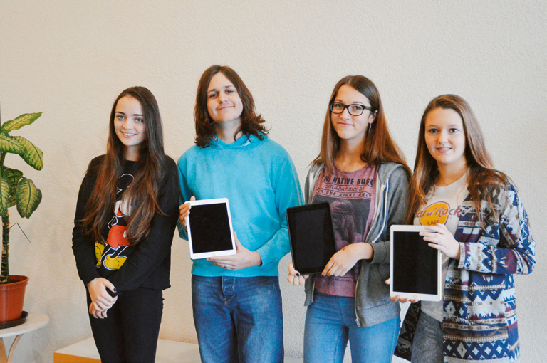 DIGITALE MEDIEN An 40 tabletbs-projektschulen erproben Lehrkräfte mit ihren Schülerinnen und Schüler den Einsatz von Tablets im Unterricht.