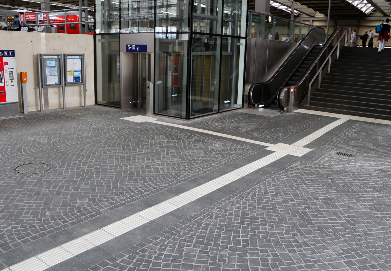 Bodenindikatoren Grundelemente und Funktionsweisen Leitstreifen Leitstreifen kennzeichnen den Wegverlauf in komplexen Verkehrsanlagen wie Bahnhöfe, Flughäfen oder Haltestellen.