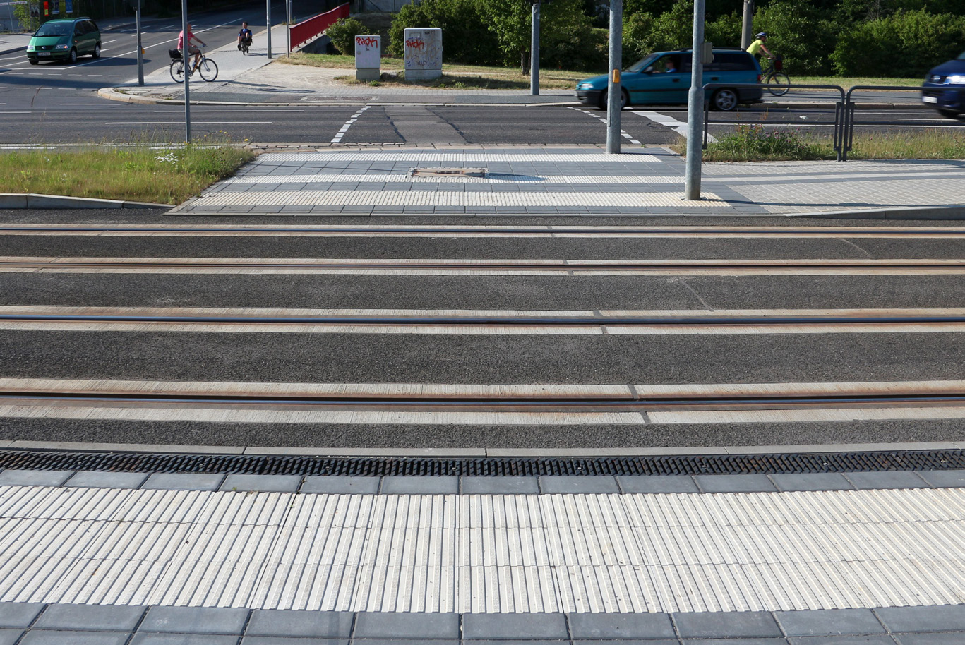 Bodenindikatoren Grundelemente und Funktionsweisen Richtungsfeld Richtungsfelder dienen der Markierung der Gehrichtung an Überquerungsstellen bzw. Fußgängerfurten.