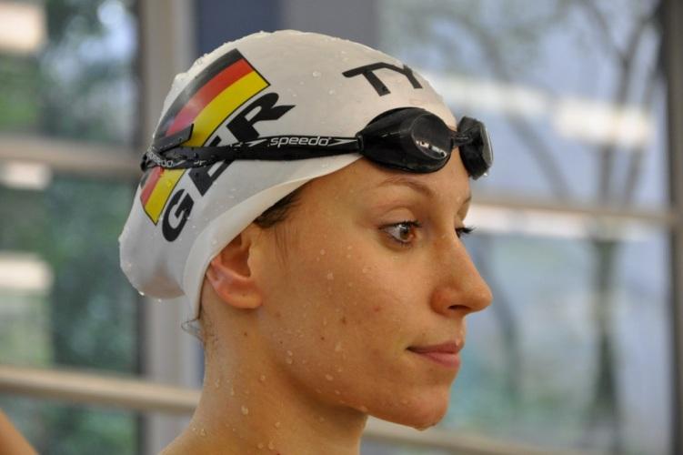 A 4: Interview mit der Schülerin und Kaderathletin Franziska Jansen Frage: Franzi, du bist in der Nationalmannschaft Schwimmen, schwimmst also große internationale Wettkämpfe und drückst täglich wie