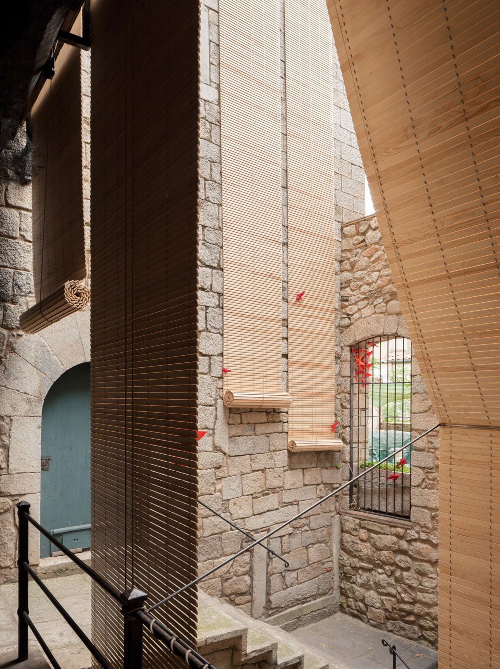 Vorherige Seite: Metzgerei in Celrà, Foto: Joan Guillamat Links: Hölzerne Rollos und romanische Mauern: Intervention Aixopluc, Girona 2016, Foto: Joan Guillama Inhalt Architekturwoche 14 Dossier Tipp
