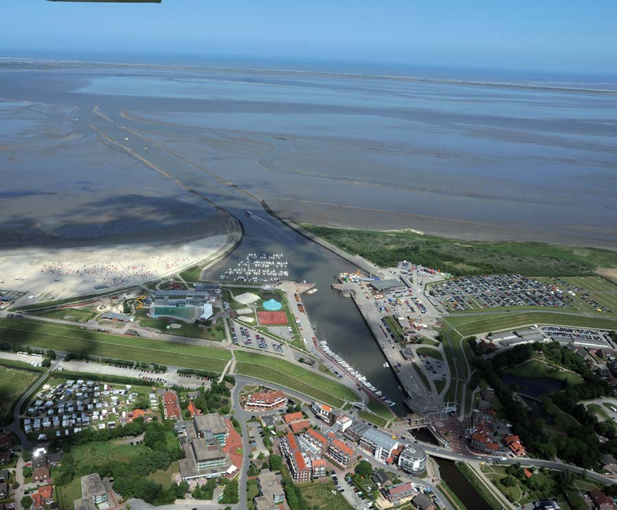 BENSE Bensersiel Stand Februar 2015 Der Hafen Bensersiel liegt ca. 4,5 km nordwest- Hauptfunktionen sind der Fährverkehr und die Versorgung der Insel Langeoog.