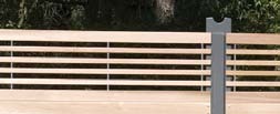 BELLA VISTA BELLA VISTA Schnörkellos und elegant: Das wertvolle Holz von Western Red Zeder und Garapa harmoniert perfekt mit dem von klaren Linien geprägten Design.