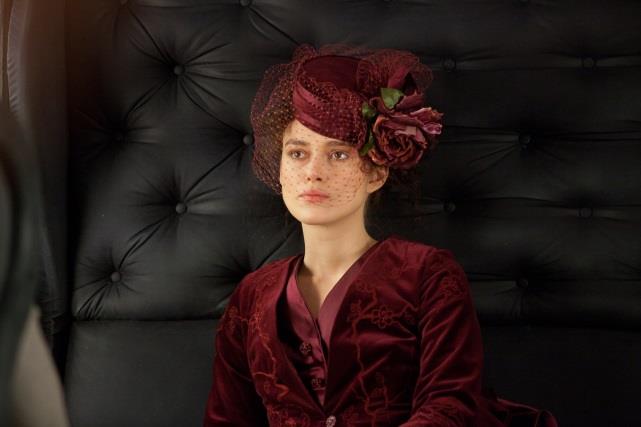 Anna Karenina Pariser Eleganz statt russischer Folklore Die britische Designerin Jacqueline Durran gewann für den Film Anna Karenina den Oscar in der Kategorie Beste Kostüme.