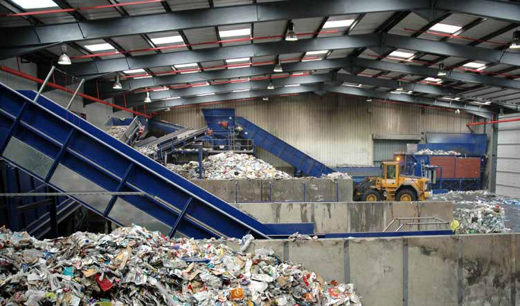 ANLIEFERUNG und Lagerbereiche sicher geschützt Die zu recycelnden Stoffe werden in Abhängigkeit des Betriebsprozesses im Außenbereich oder in einer Halle bevorratet.