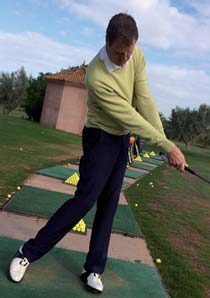 BESSER GOLF SPIELEN Trainingstipps mit Golfprofessional Joerg Dettmer Bild 1: Set Up Bild 2: Arme körpernah Der getoppte oder zu fe getroffene Ball ist der Schlag im Golf, den du nicht abstellen