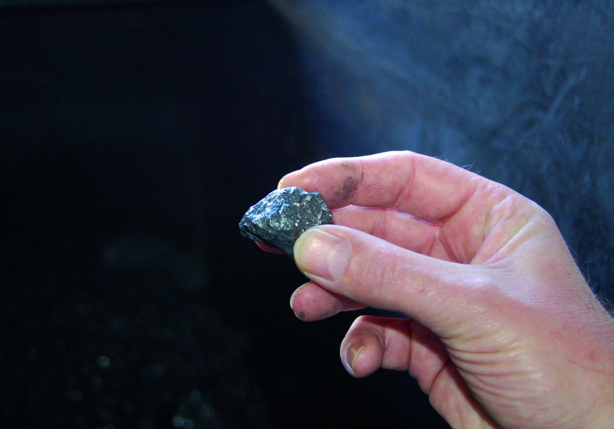 Kohleplatten Beschreibung von Kohleplatten MEGA-Kohlegraphitplatten werden weltweit exportiert. Die Kohleplatten bilden die Basis für eine Kohlebürsten- Schneiderei bzw.