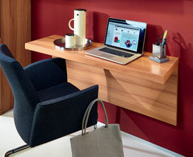» 50975 + 49003 + 2 8103 Die Schreibtischplatte bietet einen praktischen Platz für die Privatkorrespondenz mitten im Wohn ambiente.
