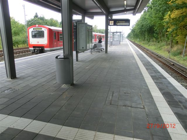 Abb. 43: vor dem Umbau der Blick in Richtung Zugang - Abb. 32: nach dem Umbau Quelle: DB Station & Service Abb.