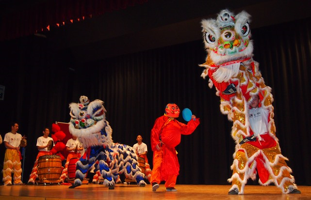 Chinesen und Deutsche begrüßten das Jahr der Ziege Am 14.02.2015 haben wir alle ein sehr schönes chinesisches Neujahrsfest gefeiert.