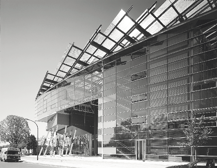 21 Hochschule für Film und Fernsehen, -Babelsberg Neubau Die Entwurfsidee basiert auf fünf parallel angeordneten Baukörpern, die mit verglasten Atrien untereinander verbunden sind.