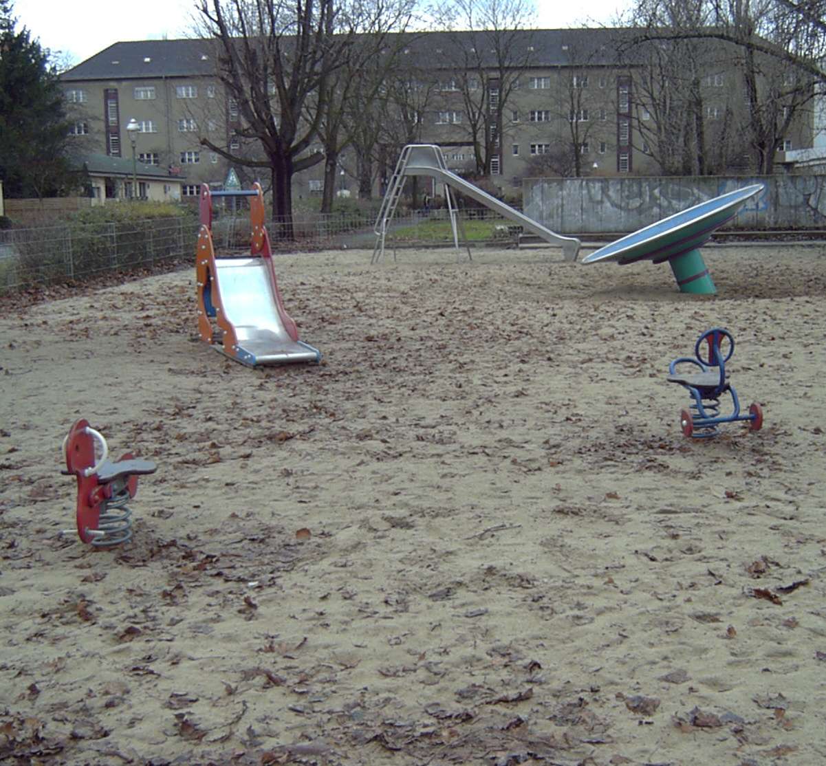 Rohrbeckstraße Dieser allgemeine Spielplatz befindet sich an der Bezirksgrenze zu Neukölln und richtet sich mit seiner Ausstattung eher an die jüngeren Kinder.