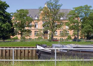 Architekt des historischen Gebäudes ist der 1844 in Osterhagen am Harz geborene und 1908 in Oldenburg gestorbene Ludwig Wege.