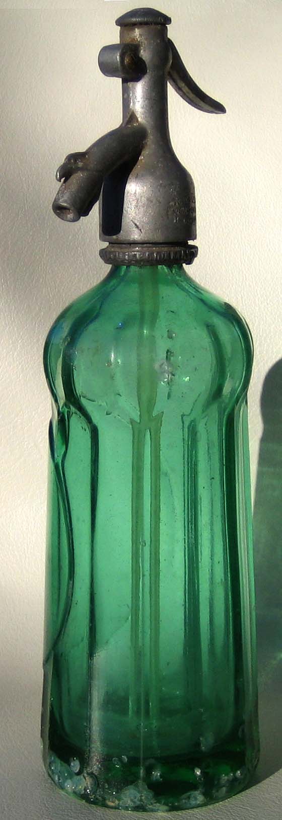 Abb. 2015-3/41-01 Siphon-Flasche, grünes, press-geblasenes Glas im Boden geätzte Marke mit 2 gekreuzten J Verschluss gemarkt mit LEHOCZKY MIHALY / NAGYLAK und?