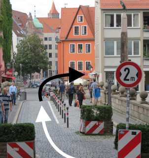 Wenn ihr das gelöst habt, geht ihr weiter leicht bergab und seht dann auf der linken Seite eine Brücke. Lauft auf die Brücke.