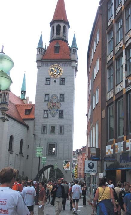 MÜNCHEN MITTE Am Max-Josef-Platz läuft man rechts in die Residenzstraße hinein, eine Fußgängerzone. Sie führt uns vorbei an der Residenz auf den Odeonsplatz zu.