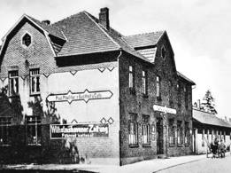 Seite 12 Wilhelmshavener Zeitung Das Jugendzentrum(Pfeiffers ehemaliger Gasthof) mit dem Kinosaal, dahinter der Bauhof, auf dem ein Festzelt zum Sander Markt aufgebaut war, vorn das Rathaus.