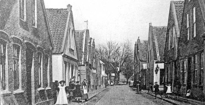 27. Oktober 2012 präsentiert vom Wilhelmshavener Zeitung Seite 13 Neustadtgödens um das Jahr 1900: Ein Blick in die Vorderstraße Diese Fotografie entstand um 1900.