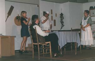 1998 Der doppelte Bräutigam von Paul Pauli Spartanisch die Bühne zu Beginn: kaum Möbel und weiße Wände.