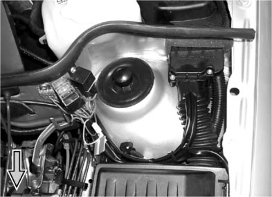 Thermo Top E - Torxschrauben (,, ) entfernen - Deckel vorsichtig anheben Corsa C / Tigra B HINWEIS Bei Fahrzeugen mit Innenraumüberwachung wird der Deckel komplett abgebaut!