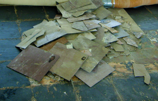 Abbildung 8 und 9: Asbesthaltige Linoleumbeläge Bekannt ist, dass bei den genannten Belägen, die zwischen Mitte der 50er und Mitte der 80er Jahre produziert wurden, Asbest enthalten