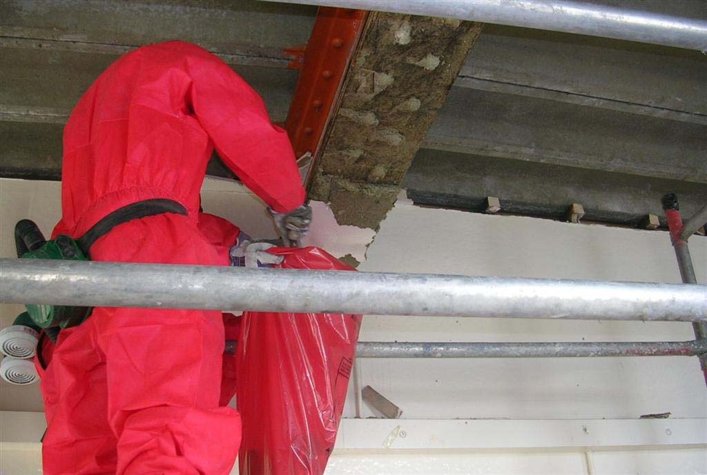 Ausreichend befeuchtete asbesthaltige Materialien haben eine teigartige Konsistenz und können in dieser Form entfernt werden.